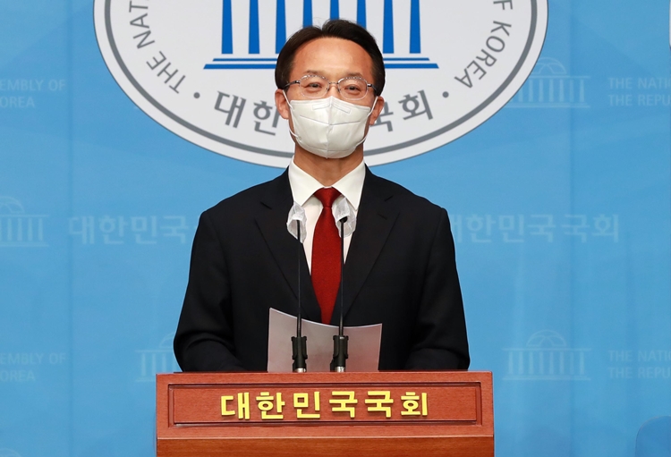 조해진 국민의힘 의원이 경남 김해을 출마 의사를 밝혔다. 낙동강 벨트 사수를 위한 당의 지역구 변경 요청을 수락하면서다. / 뉴시스