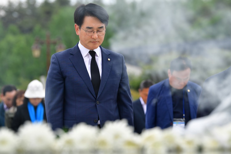 대표적인 비명계(비이재명계)로 불리는 박용진 더불어민주당 의원이 20일 국회의원 의정활동 평가 ‘하위 10%’에 포함된 것을 통보받았다고 밝혔다. 사진은 박 의원이 지난해 5월 13일 광주 북구 운정동 국립5·18민주묘지에서 지역구인 서울 강북구을 당원들과 참배하고 있는 모습. / 뉴시스
