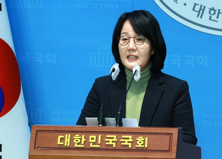 김현아 국민의힘 전 의원이 12일 오전 서울 여의도 국회 소통관에서 제22대 총선 출마선언 기자회견을 하고 있다. / 뉴시스