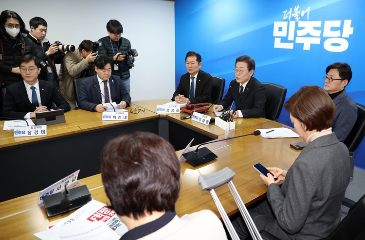 이재명 더불어민주당 대표가 23일 오전 서울 영등포구 중앙당사에서 열린 최고위원회의에서 발언을 하고 있다. / 뉴시스