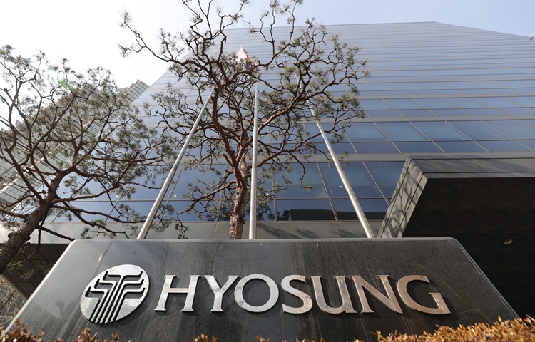효성그룹이 2개의 지주사 체제로 전환된다. ㈜효성은 지난 23일 이사회에서 효성첨단소재㈜를 중심으로 효성인포메이션시스템㈜ (HIS), Hyosung Holdings USA, Inc., 효성토요타㈜ 등 6개사에 대한 출자 부문을 인적분할해 신규 지주회사 ‘㈜효성신설지주(가칭)’을 설립하는 분할계획을 결의했다. / 뉴시스