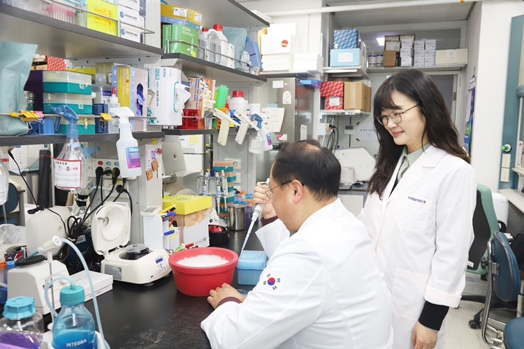 생명연 연구팀은 새로운 오가노이드 줄기세포 생산 기술 개발을 고안했다.  (왼쪽부터)사진은 연구를 진행 중인  제1저자 권오만 박사, 교신저자 손미영 박사./ 한국생명공학연구원