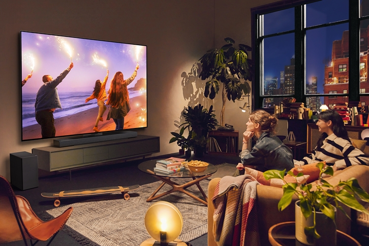 LG전자도 AI 스마트TV 시장에 적극적으로 뛰어들고 있다.  지난 2월엔 AI 성능을 강화한 신규 프로세서로 더 선명한 화질과 풍성한 공간 음향을 제공하는 2024년형 LG 올레드 TV와 QNED TV를 출시했다./ LG전자