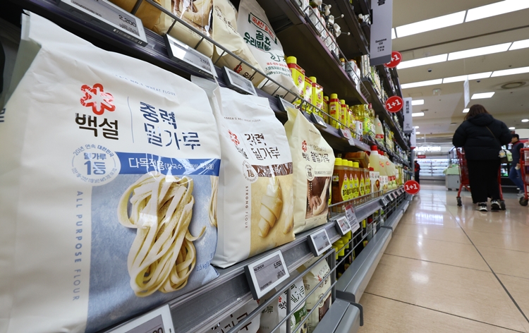 19일 CJ제일제당은 내달 1일부터 일반 소비자 판매용 밀가루 제품 3종에 대해 가격을 인하한다고 밝혔다. / 뉴시스