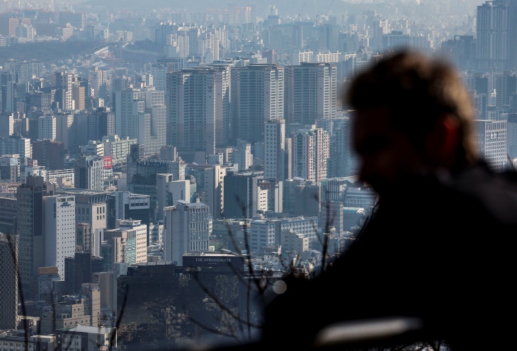 전통적인 '거주'의 개념이었던 주택이 나이대에 따라 '거주'와 '투자'의 대상으로 양분화되고 있다고 국토연구원은 국민 2,000명을 대상으로 한 국토·부동산 이슈 관련 여론과 설문조사 결과를  지난 1일 발표했다. 사진은 대한민국의 아파트 전경. / 뉴시스