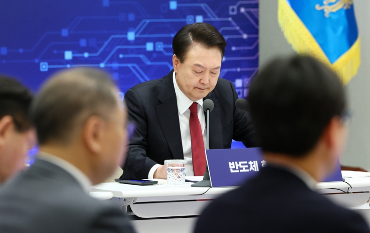 윤석열 대통령이 9일 서울 용산 대통령실 청사에서 열린 반도체 현안 점검회의를 주재하고 있다. / 뉴시스