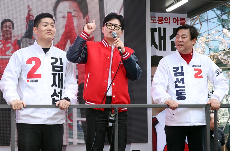 한동훈 국민의힘 비상대책위원장이 9일 오전 서울 도봉구 창동역 인근에서 열린 김재섭 도봉갑 후보, 김선동 도봉을 후보의 선거 지원유세에서 시민들에게 지지를 호소하고 있다. /뉴시스