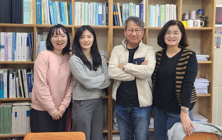 국내 해양 생태계 연구·보호의 전초기지 역할을 하고 있는 KIOST 남해연구소 생태위해성연구부의 연구원들. (오른쪽부터) 홍상희 책임연구원, 심원준 책임연구원, 노희진 연수연구원, 문예림 연구원./ 시사위크