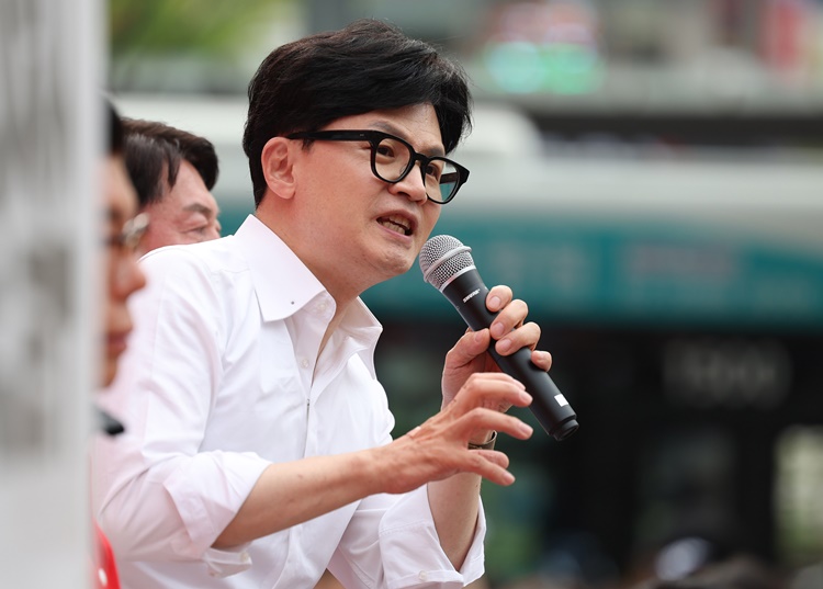 여권에서 차기 대권주자로 손꼽히는 한동훈 국민의힘 비상대책위원장의 총선 후 거취에 관심이 모이고 있다. 한동훈 국민의힘 비상대책위원장이 지난 8일 오후 경기 성남시 분당구 야탑광장에서 열린 ‘국민의힘으로 성남 살리기’ 지원유세에서 성남지역 후보의 지지를 호소하고 있는 모습. /뉴시스