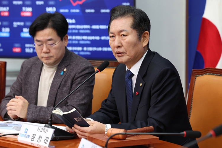 정청래 더불어민주당 서울 마포을 후보의 페이스북 글을 두고 국민의힘이 노인 비하라고 비판했다. 이에 정 후보는 “기사 제목을 올리는 것도 잘못인가”라며 반박했다. / 뉴시스