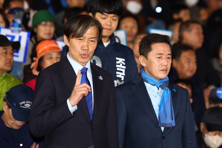 조국 조국혁신당 대표가 지난 9일 오후 서울 종로구 세종문화회관 앞에서 열린 검찰독재 조기종식, 서울시민과 함께 기자회견에서 유권자들에게 지지를 호소하고 있는 모습. /뉴시스