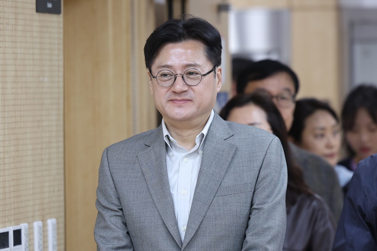 홍익표 더불어민주당 원내대표는 제22대 총선 당일인 10일 자당의 막판 변수로 꼽혀왔던 양문석 후보(경기 안산갑)의 ‘편법대출 논란’과 김준혁 후보(경기 수원정)의 ‘막말 논란’이 상대적으로 이번 판세에 영향이 크지 않았다고 판단했다. 사진은 홍 원내대표가 지난 5일 오전 서울 서초구 방배3동 주민센터 사전투표소에서 사전투표를 하기 위해 대기하고 있는 모습. / 뉴시스