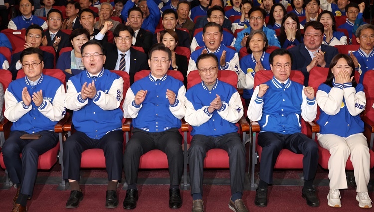 제22대 총선 지상파 3사의 출구조사 결과가 10일 발표된 가운데, 더불어민주당을 비롯한 범야권이 개헌저지선인 200석 선을 위협하는 것으로 분석됐다. 사진은 이재명 민주당 대표와 이해찬, 김부겸 상임공동선대위원장 등이 이날 오후 서울 여의도 국회 의원회관에 마련된 제22대 국회의원선거 개표상황실에서 출구조사 결과를 보며 기뻐하고 있는 모습. / 뉴시스