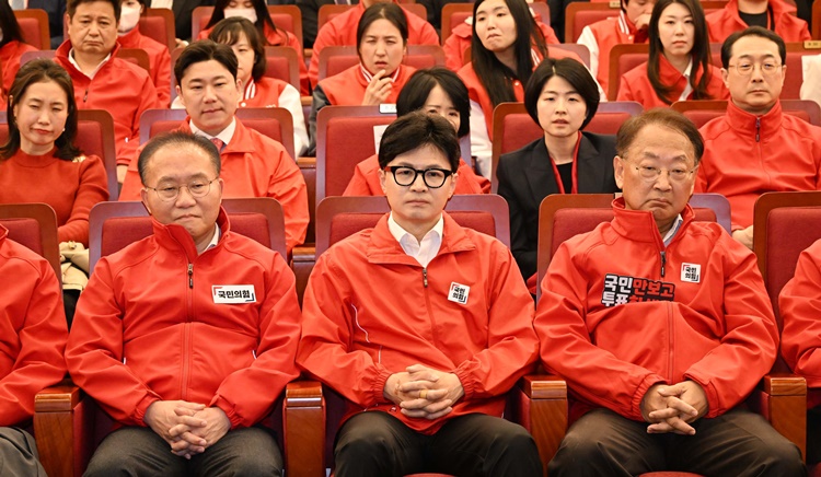 제22대 총선 지상파 3사의 출구조사 결과가 10일 발표된 가운데, 국민의힘과 국민의미래는 최대 105석을 차지할 것으로 분석되면서 참패가 예상되는 결과가 나왔다. 사진은 한동훈 국민의힘 비상대책위원장과 윤재옥 원내대표를 비롯한 참석자들이 이날 오후 서울 여의도 국회도서관에 마련된 개표상황실에서 출구조사 발표를 시청하고 있는 모습. / 뉴시스