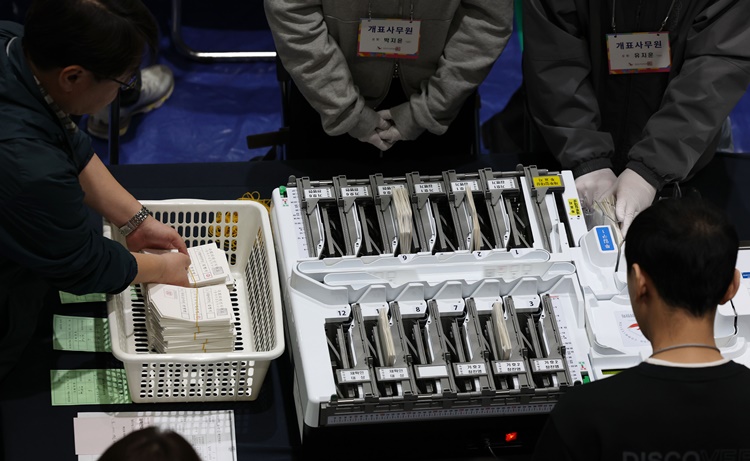 제22대 국회의원 선거가 치러진 10일 서울 동작구 성남고등학교 체육관에 마련된 개표소에서 사무원들이 개표하고 있는 모습. /뉴시스