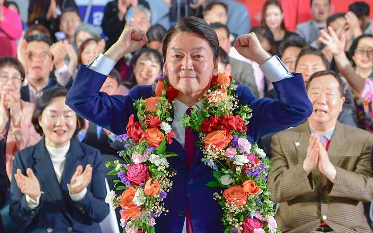 제22대 국회의원선거 분당갑에 출마한 국민의힘 안철수 후보가 11일 오전 경기도 성남시 분당구 선거사무소에서 당선이 확실해지자 지지자들과 꽃다발을 들고 환호하고 있다. /뉴시스