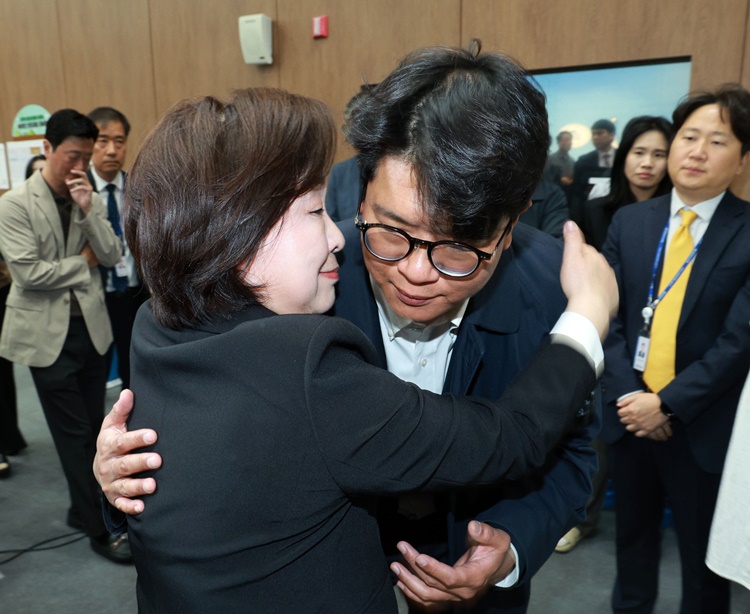 심상정 녹색정의당 공동선대위원장이 11일 오전 국회 소통관에서 22대 총선 결과 관련 입장발표 기자회견을 마치고 김준우 상임선대위원장과 포옹하고 있다. / 뉴시스