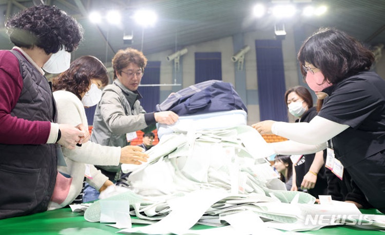 제22대 국회의원 선거일인 지난 10일 전북 전주시 전주화산체육관에 마련된 개표소에서 개표 사무원들이 개표작업을 하고 있는 모습.