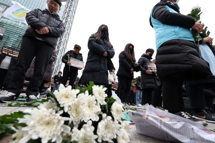 1,432명이 전세사기 피해자로 추가 인정받아 이번 달을 기준으로 국가로부터 전세 사기 피해자로 인정받은 인원은 총 1만5,433명에 달한다고 국토교통부가 18일 밝혔다. 사진은 전세 사기를 당한 후 극단적 선택을 한 피해자를 위해 묵념하는 모습. / 뉴시스