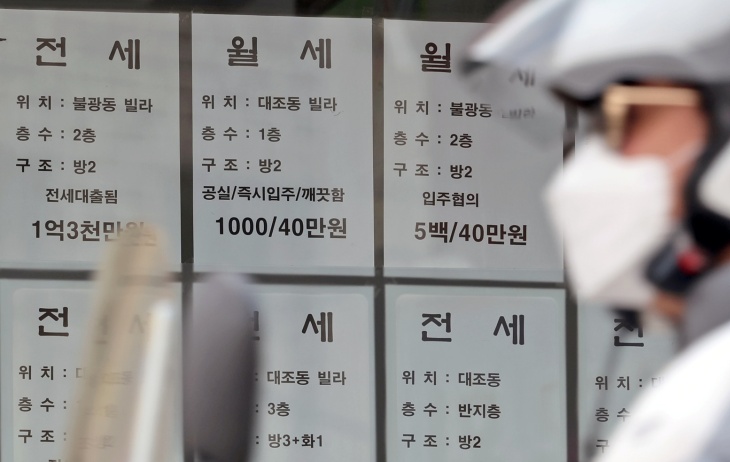 주택도시보증공사는 올해 1분기(1월~3월) 전세보증금 반환 보증보험 사고액이 1조4,354억원, 건수는 6,593건에 달했다고 밝혔다. 사진은 부동산중개업소에 매물 안내문이 게시돼 있는 모습. / 뉴시스
