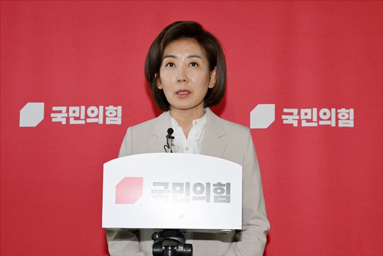 유력한 당권주자로 손꼽히는 나경원 서울 동작을 국민의힘 당선인이 이철규 국민의힘 의원과의 ‘나-이(나경원-이철규) 연대’설에 대해 “이건 아닌데(라는) 생각이 든다”며 선을 그었다. 사진은 나 당선인이 지난 23일 서울 여의도 국회 국민의힘 원내대표실에서 열린 4선 이상 중진 간담회를 마친 후 취재진의 질문에 답하고 있는 모습. /뉴시스