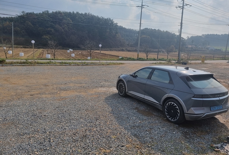 충전하기 편하고 비용도 절감할 수 있는 전기차는 시골생활에 있어 장점이 크다. / 청양=박우주