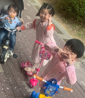 막내가 제법 큰 올해 봄에는 아이들과 함께 계절을 만끽하고 있습니다. / 권정두 기자