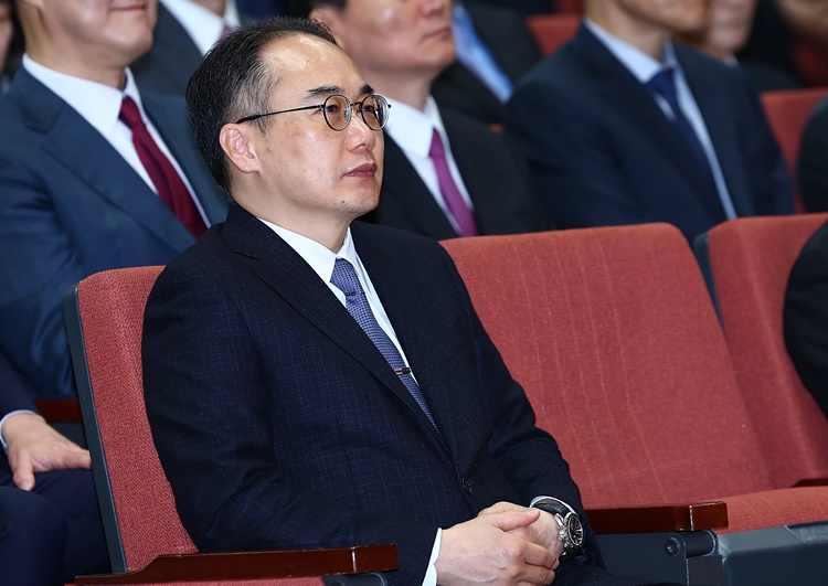 이원석 검찰총장의 김건희 여사 ‘명품백 수수 의혹’에 대한 신속 수사 지시를 놓고 여야는 각기 다른 해석을 내놨다. 사진은 이 총장이 지난달 25일 서울 서초구 대검찰청 대강당에서 열린 제61회 법의 날 기념식에 참석해 있는 모습. / 뉴시스