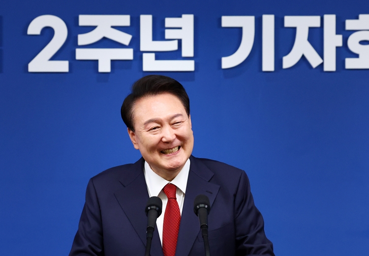 윤석열 대통령이 9일 서울 용산 대통령실 청사에서 열린 취임 2주년 기자회견에서 출입기자들의 질문에 답변하고 있다. / 뉴시스