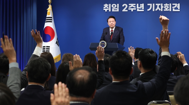 윤석열 대통령이 9일 서울 용산 대통령실 청사에서 열린 취임 2주년 기자회견에서 기자들의 질문을 받고 있다. / 뉴시스