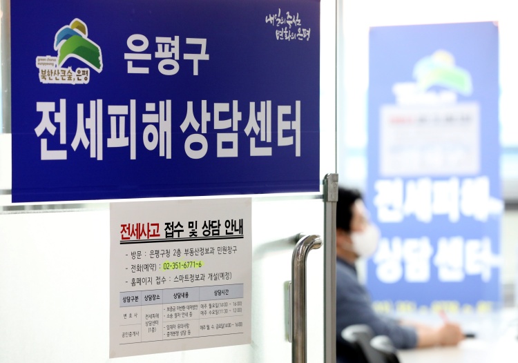 국토교통부와 주택도시보증공사(HUG)는 지난해 4월부터 운영해온 ‘찾아가는 전세피해자지원 서비스’를 이달 10일부터 한국외국어대학교 서울캠퍼스에서 10일, 13일 양일간 운영한다고 10일 밝혔다. 사진은 전세사기 피해 상담이 진행되는 모습. / 뉴시스