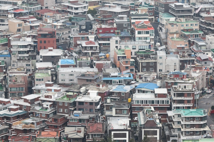  우리은행 자산관리컨설팅센터가 한국부동산원 통계를 재가공해 얻은 정보에 따르면 올해 1분기 서울 연령대별 비아파트 매입 비중이 지난해 동 분기와 비교했을 때 가장 많이 늘어난 연령대는 30대인 것으로 나타났다. 사진은 대한민국의 주택 밀집 지역. / 뉴시스