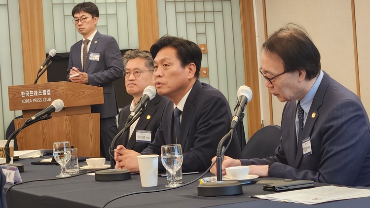 14일 오전 8시 한국프레스센터 매화홀에서 한국인터넷신문협회 정책포럼이 열렸다. 조승래 더불어민주당 의원이 강연을 하고 있다. / 한국인터넷신문협회