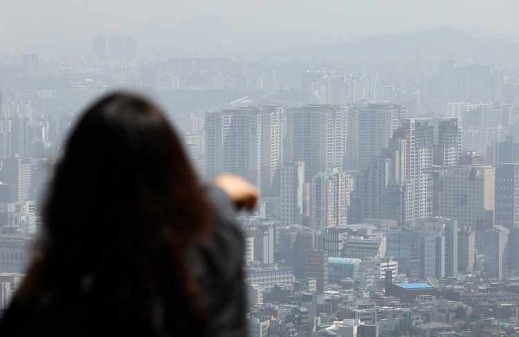 전국 아파트 분양물량의 계획 대비 공급실적(분양진도율)이 27.7%에 머물고 있어 전체 분양계획 중 3분의 1에도 못 미치는 수치가 나왔다고 우리은행 자산관리컨설팅센터가 14일 밝혔다. 사진은 대한민국의 아파트 전경. / 뉴시스