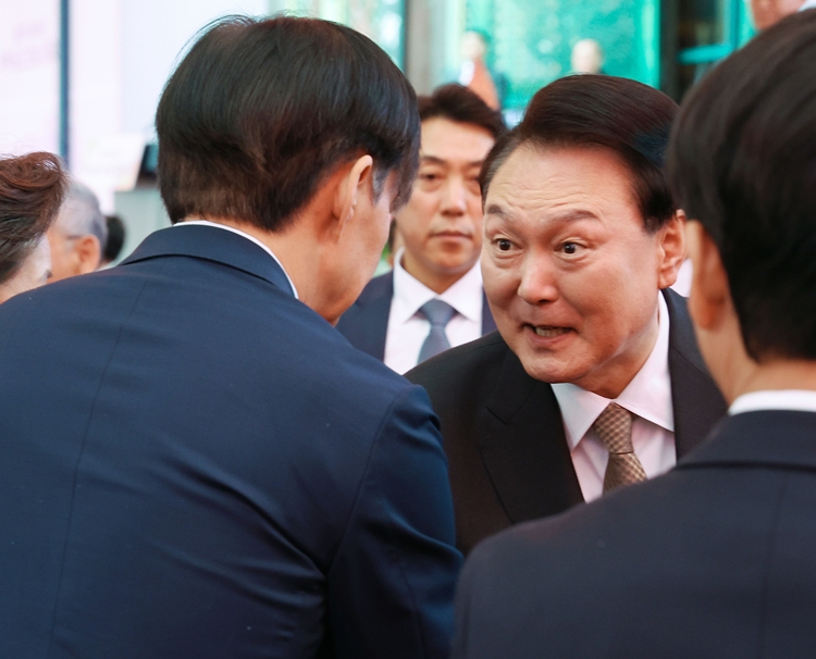 윤석열 대통령이 15일 서울 종로구 조계사에서 열린 불기 2568년 부처님오신날 봉축법요식에 참석해 조국혁신당 조국(왼쪽) 대표와 인사 나누고 있다. (대통령실통신사진기자단) / 뉴시스