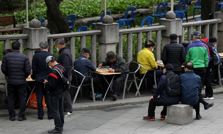 국토연구원은 지난 14일 발표한 연구를 통해 한국의 60대 이상 고령자 10명 중 8.5명은 현재 살고있는 집 또는 지역에 계속 살고 싶다고 응답했으며 이에 따른 지원방안이 수립돼야 한다고 밝혔다. 사진은 장기를 두고 있는 노인들의 모습. / 뉴시스