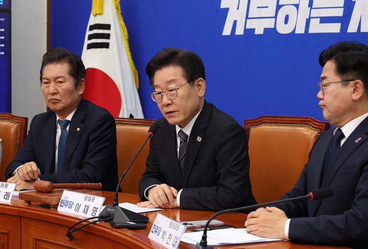 이재명 더불어민주당 대표가 17일 국회에서 열린 최고위원회의에서 발언하고 있다. / 뉴시스