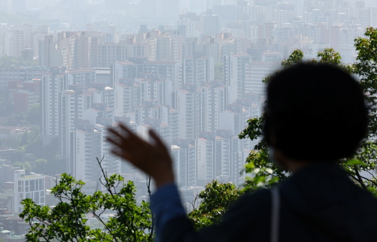 주택도시보증공사는 올해 4월 기준으로 전세보증금 반환 보증 사고액은 총 1조9,062억원에 달하며, 이는 지난해 동기 금액인 1조830억원과 비교했을 때 약 76% 증가한 수치라고 지난 19일 밝혔다. 사진은 대한민국의 아파트 전경. / 뉴시스