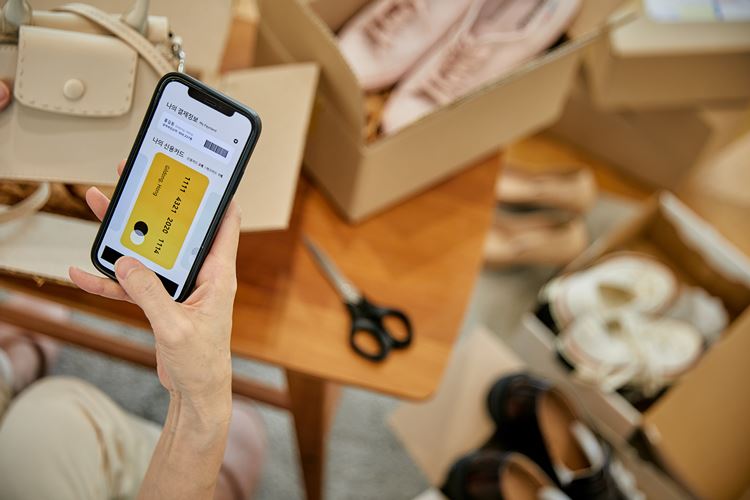 정부가 국가인증통합마크를 받지 않은 제품의 해외직접구매를 사실상 금지하는 방침을 철회한 가운데, 시장에서는 혼란만 가중했다는 비판이 나오고 있다. / 게티이미지뱅크