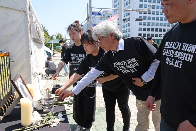 국토교통부는 지난 한 달간 ‘전세사기피해자위원회’ 전체회의를 3회 개최해 2,174건을 심의하고, 이 중 1,627건에 대해 ‘전세사기피해자등’으로 최종 가결했다고 23일 밝혔다. 사진은 전세사기 피해를 입어 극단적 선택을 한 여덟 번째 전세사기 희생자를 추모하는 모습. / 뉴시스