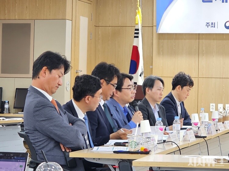 선구제 후회수를 골자로 한 전세사기특별법 개정안은 실제 이행해야 하는 집행기관의 입장에서 실현되기 어려울 수 있다는 주장이 지난 23일 한국부동산원 서울강남지사에서 열린 종합 토론회에서 나왔다. 사진은 전세사기특별법 개정안에 대한 종합 토론회가 이뤄지는 모습. / 이강우 기자