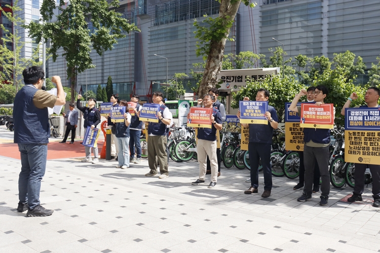 유진기업 노조는 27일 서울 여의도 유진빌딩 앞 거리에서 ‘유진기업 노조 권리수호집회’를 개최했다. / 유진기업 노조