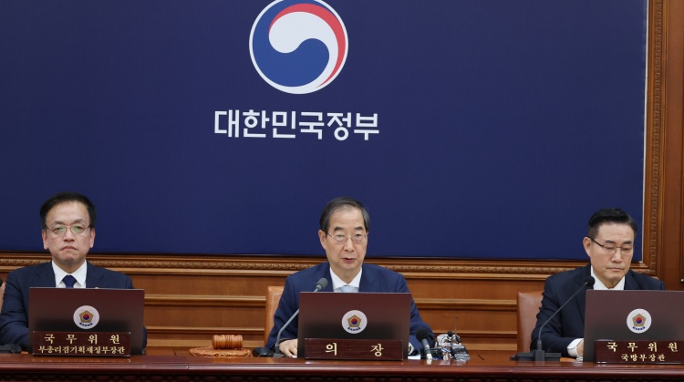 29일 한덕수 국무총리 주재로 이뤄진 국무회의에서 전세사기특별법 개정안의 재의요구안이 의결됐다. 사진은 국무회의를 진행하고 있는 한덕수 대한민국 국무총리. / 뉴시스