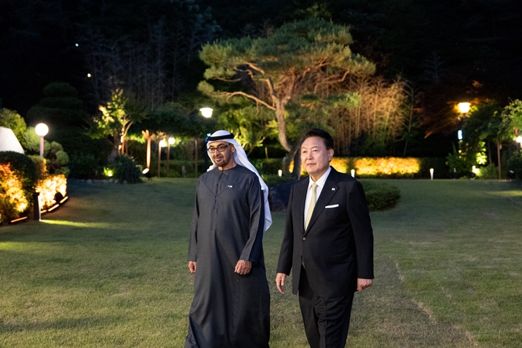 윤석열 대통령과 모하메드 빈 자이드 알 나하얀 아랍에미리트연합국(UAE) 대통령이 29일 서울 한남동 관저에서 차담을 한 뒤 산책하고 있다. / 대통령실 제공