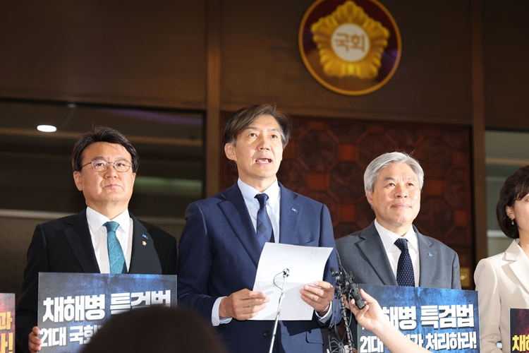 조국 조국혁신당 대표가 지난 28일 오후 서울 여의도 국회 로텐더홀에서 채해병 특검법 재의결 촉구 기자회견을 열고 발언하고 있다. / 뉴시스