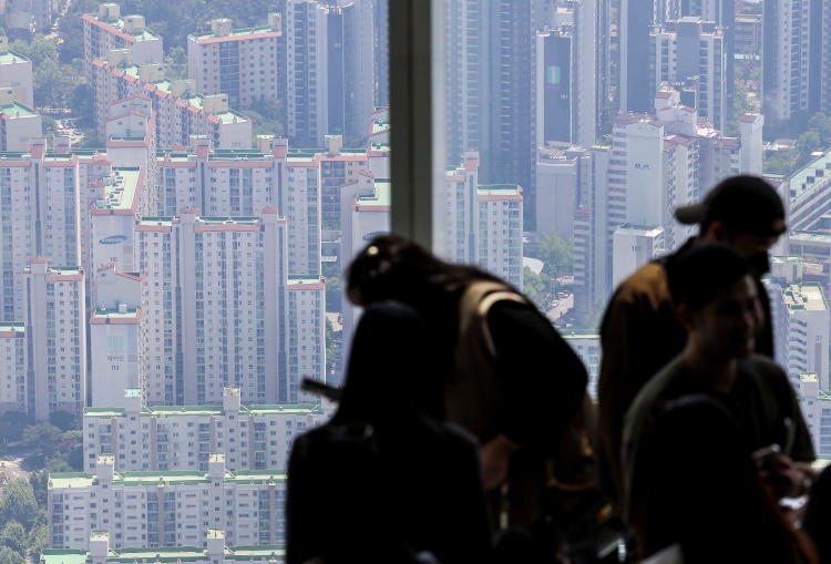 국토교통부가 31일 발표한  ‘24년 4월 주택 통계’에 따르면 지난 4월 말을 기준으로 전국의 미분양 주택이 7만1,997가구로 집계된 것으로 나타났다. 사진은 대한민국의 아파트 전경. / 뉴시스