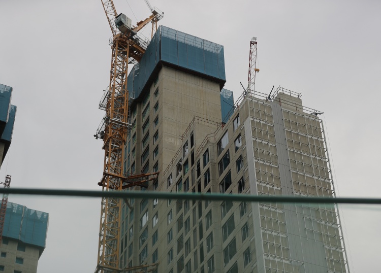 나이스신용평가(이하 나신평)가 지난 28일 발표한 건설 산업점검 보고서에 따르면 국내 건설경기의 침체가 장기화 국면에 진입했으며, 향후 1년간 부진한 업황을 이어갈 것으로 전망됐다. 사진은 새롭게 지어지고 있는 한국의 아파트. / 뉴시스