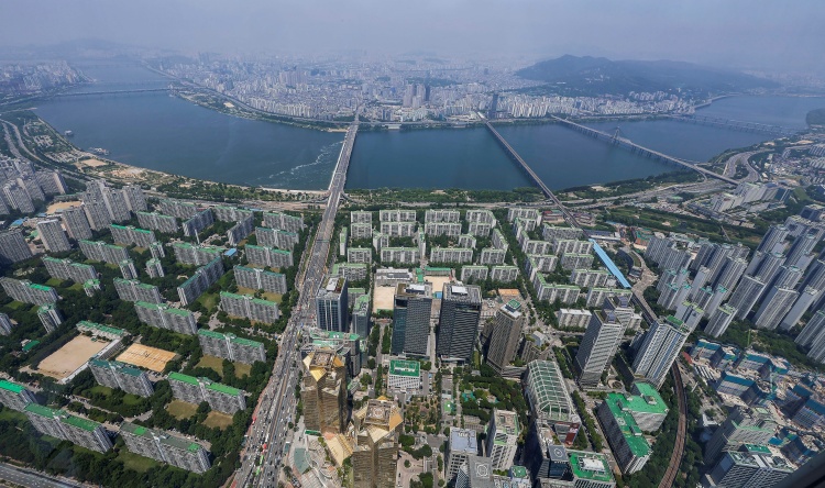 주택도시보증공사가 최근 발표한 ‘4월 민간아파트 분양가격 동향’ 조사에 따르면 지난 4월을 기준으로 전국 민간아파트 단위면적(㎡)당 평균 분양가격은 568만3,000원(1평인 3.3㎡기준으로 1,875만3,900원)을 찍으면서 지난 5년 동안 꾸준히 증가했다. 사진은 대한민국의 아파트 전경. / 뉴시스