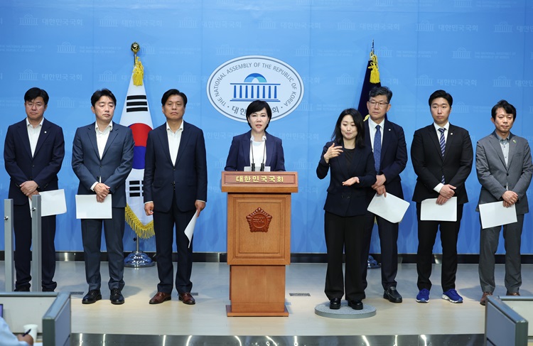 더불어민주당은 11일 국민권익위원회가 김건희 여사의 명품백 수수 의혹과 관련해 ‘위반 사항 없다’며 사건 종결을 결정한 것을 두고 맹비판했다. 사진은 민주당 전현희 의원과 강준현 의원 등 정무위원회 소속 의원들이 이날 국회 소통관에서 김건희 여사 명품백 수수 관련 권익위 규탄 기자회견을 하고 있는 모습. / 뉴시스