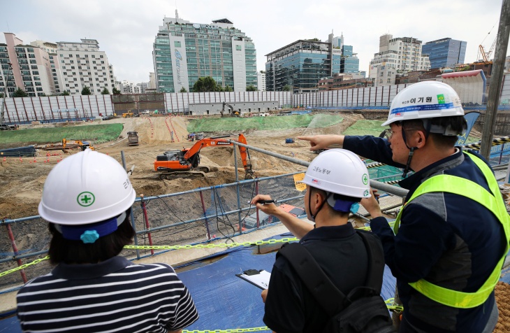 지난 10일 대한건설협회가 발표한 건설경제 동향 보고서에 따르면 올해 4월 국내 건설 수주액은 15조1,269억원을 기록하며 전년 동월 대비 38.6%를 성장한 수치를 기록했으나, 한국건설산업연구원이 지난 11일 진행한 세미나에선 올해 국내 건설 수주액은 지난해 대비 10.4% 감소할 것으로 전망됐다. 사진은 대한민국의 건설현장. / 뉴시스